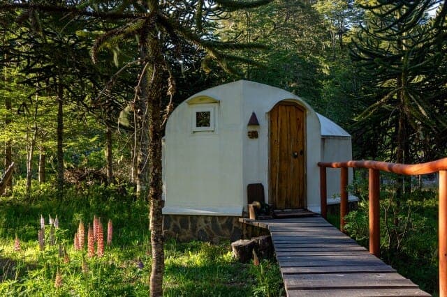 Pasarela de madera que llega hasta la puerta del domo