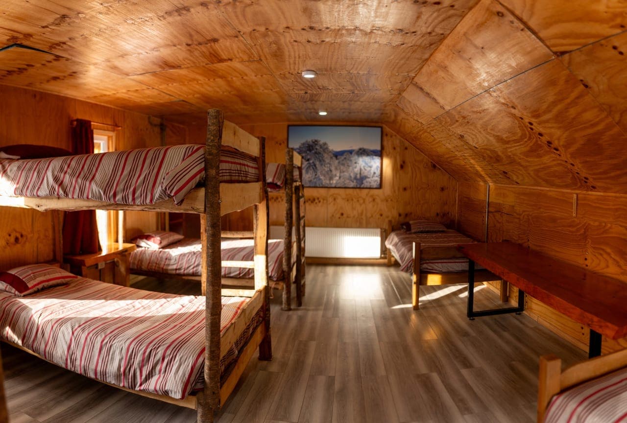 Dormitorio compartido con literas de madera
